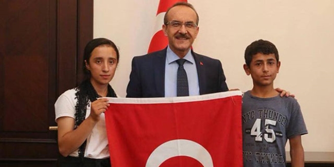Vali Yavuz'dan, bayrağı yerden kaldıran çocuklara hediye