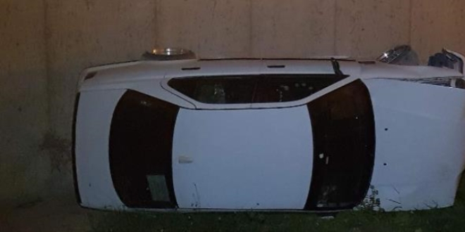 Otomobiliyle apartman bahçesine uçtu, aracını bırakıp olay yerinden kaçtı