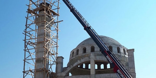 Cami inşaatında minareden düşen işçi ağır yaralandı