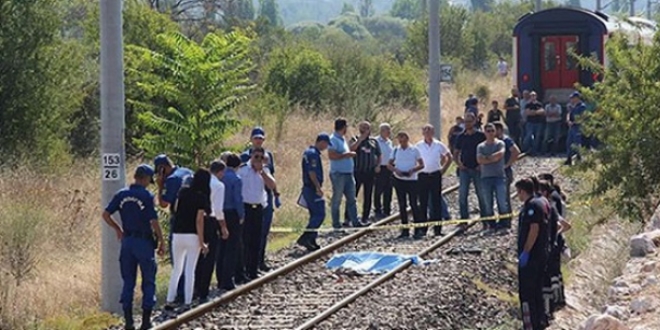 Raylardan karşıya geçmek isterken canından oldu