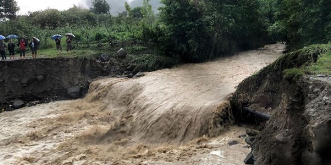 Karadeniz Sahil Yolu çift yönlü trafiğe kapatıldı
