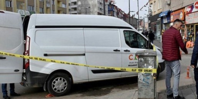 Lastiğini patlattıkları otomobilden 100 bin lira çaldılar