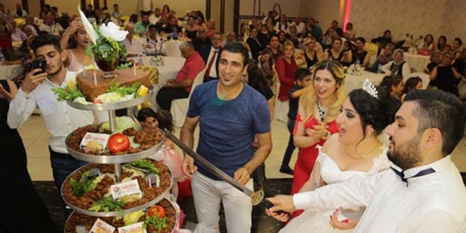 Düğünde yaş pasta yerine çiğ köfte