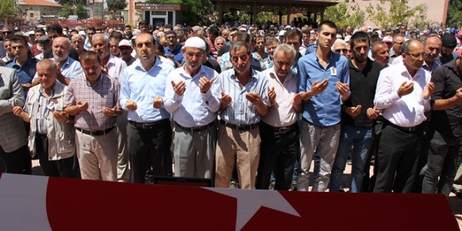 Trafik kazas�nda �len polis memuru topra�a verildi