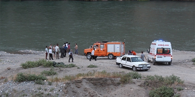 Serinlemek için Botan Çayı'na giren çocuk boğuldu
