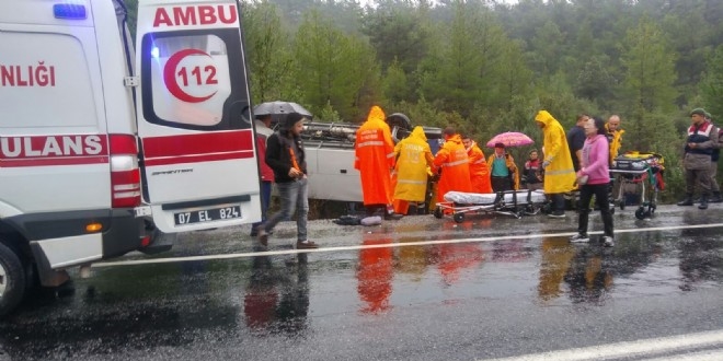 Antalya'da tur midibüsü kaza yaptı: 21 turist yaralandı