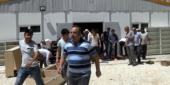Yıkım kararı çıktı, cami cemaati cuma namazını konteynerde kıldı