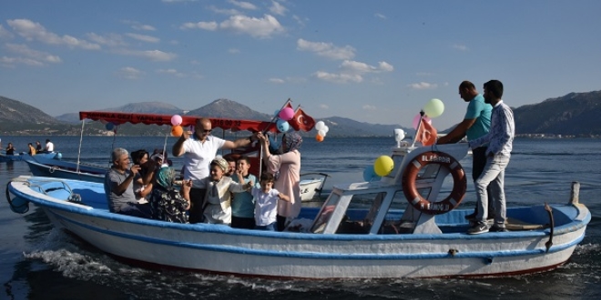 Eğirdir Gölü'nde 'tekneli sünnet konvoyu'