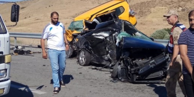 Elazığ'da taksiyle otomobil çarpıştı: 3 ölü