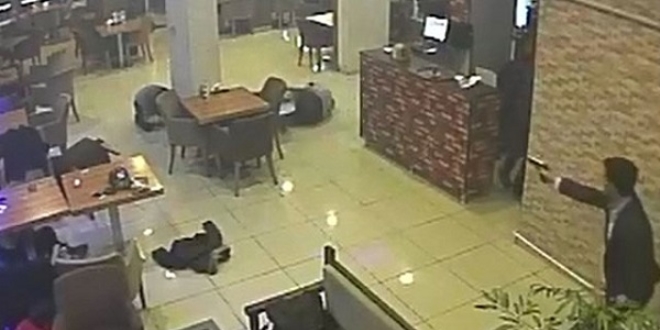 Kafede deh�etin g�r�nt�leri ortaya ��kt�! 4 ki�i �lm��t�