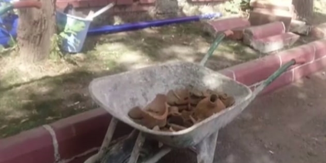 Okul bah�esinde bulunan testi kal�nt�lar� kaz�y� durdurdu