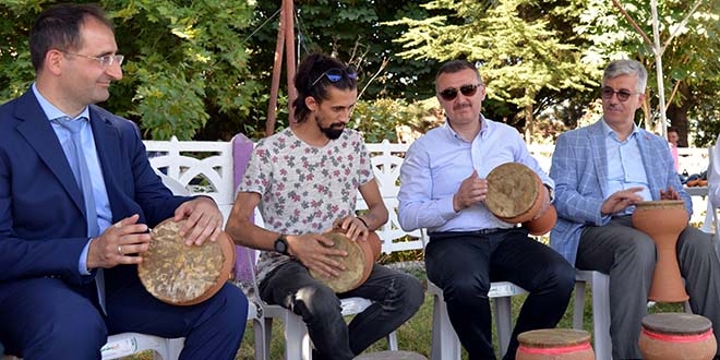Protokol darbuka çaldı, köylüler dinledi