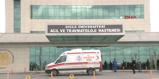 Diyarbak�r'da hasta yak�nlar� doktoru darp etti