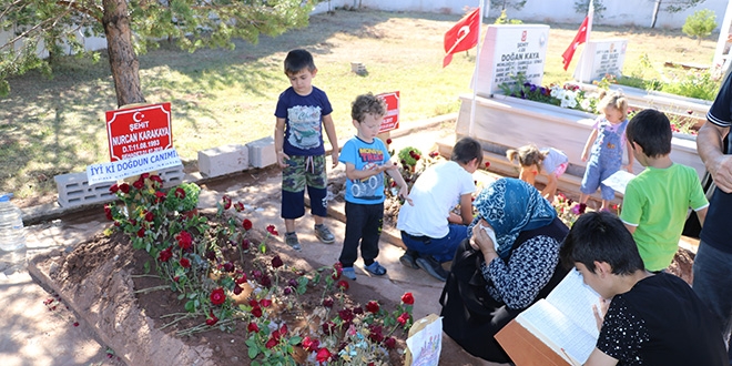 Şehit annenin mezarına doğum günü ziyareti