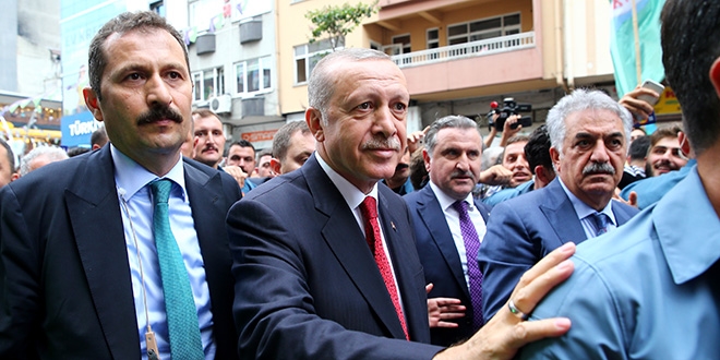 Erdoğan, kafedeki vatandaşlarla sohbet etti