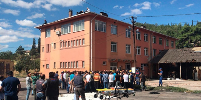 Maden işçileri, protesto için çatıya çıktı