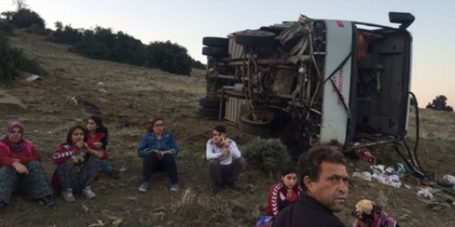 Manisa'da tar�m i��ilerini ta��yan servis devrildi: 26 yaral�