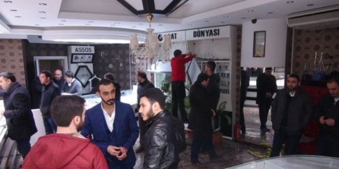 Kuyumcu dükkanından 80 bin lira ve altın çalındı