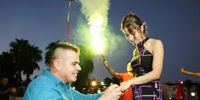 Sa�l�k memuru'ndan drone ile evlenme teklifi