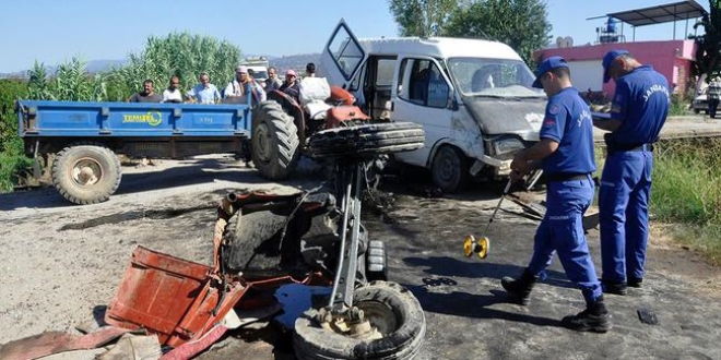 Manisa'da minib�s ile trakt�r �arp��t�: 12 yaral�