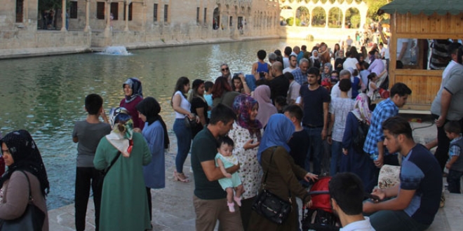Hafta sonunda binlerce kişi Balıklıgöl'e akın ediyor
