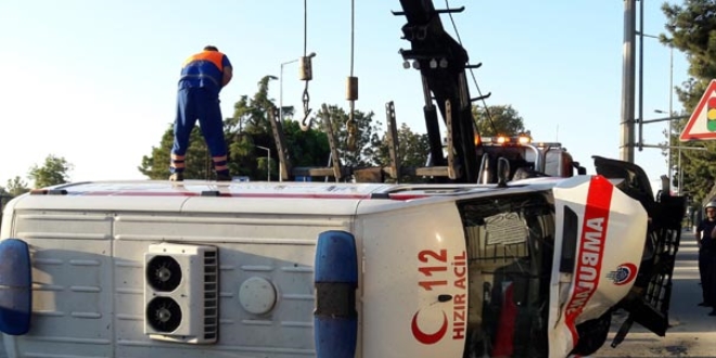 Bakrky'de ambulans devrildi: 3 yaral