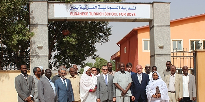 Sudan'da FET'den alnan okullarn al yapld