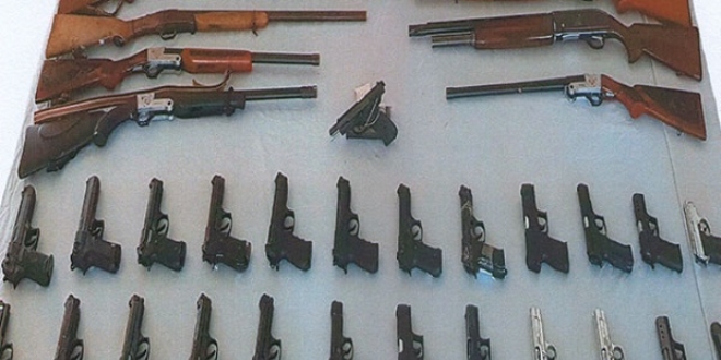 Asker e�lencesine 'silah' bask�n�