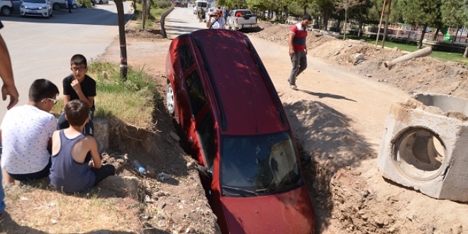 El freni çekilmeyen araç kanalizasyon çukuruna düştü