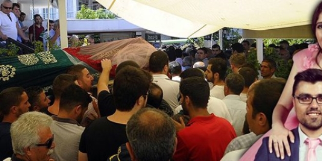 Balayı yolundaki kazada ölen geline veda