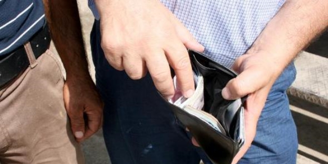 Çocuklar yerde bulduğu cüzdanı sahibine teslim etti