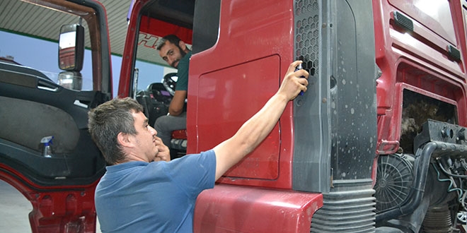 Parfümle çalışan tır görenleri hayrete düşürdü