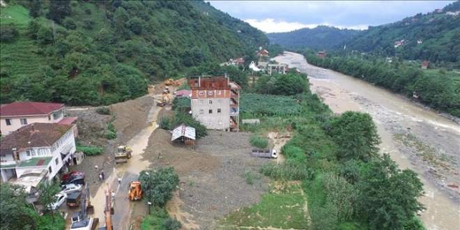 Rize'deki �iddetli ya����n yaralar� sar�l�yor