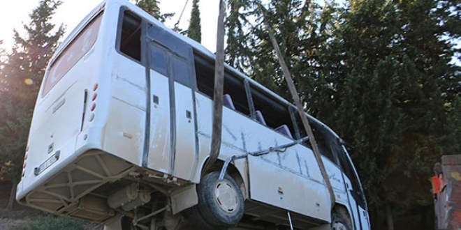 Sürücüsü ehliyetsiz servis midibüsü devrildi: 19 işçi yaralı