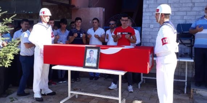 Rahats�zlanarak hayat�n� kaybeden asker topra�a verildi