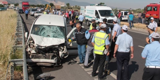 Ankara'da yol bak�m i��ilerine otomobil �arpt�: 2 �l�