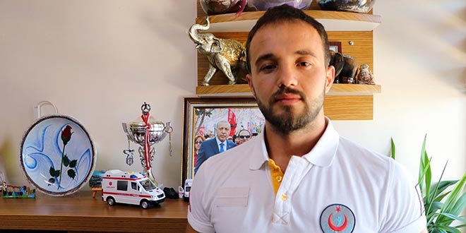 Sa�l�k g�revlisinden kalbi duran gence hayati m�dahale