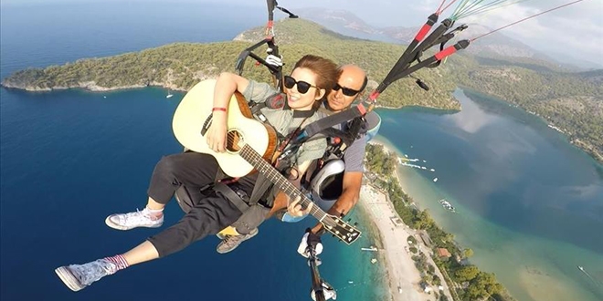 Paraşütle atlarken gitar çaldığı görüntülere büyük ilgi