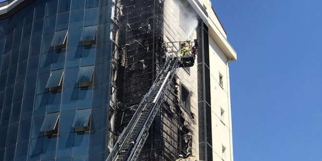 Ataşehir'de plazadaki yangın söndürüldü