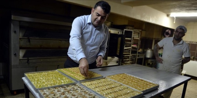 Dolar bozdurana bir tepsi baklava