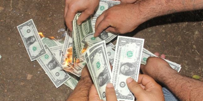 Adanalılar İPhone'u boykot etti, dolar yaktı