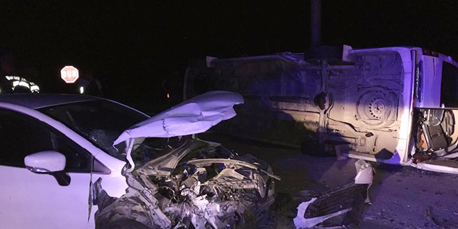 Afyonkarahisar'da otomobil ve minibüs çarpıştı: 17 yaralı
