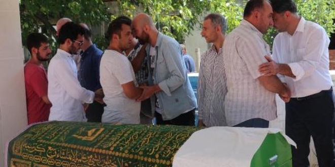 Otob�s kazas�nda �len �niversiteli topra�a verildi