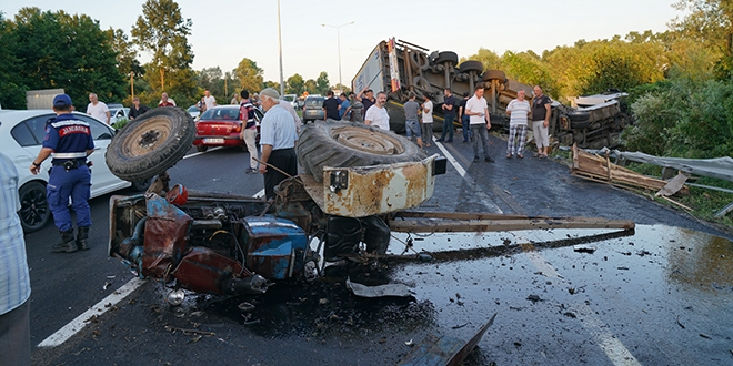 Samsun'da t�r ile trakt�r �arp��t�: 2 �l�, 2 yaral�