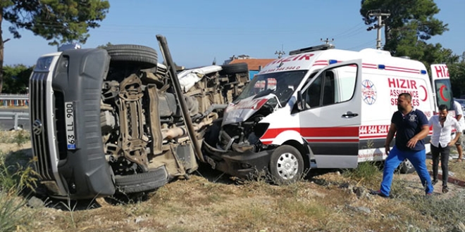 Ambulans ile tur minibüsü çarpıştı: 4'ü Rus 7 yaralı
