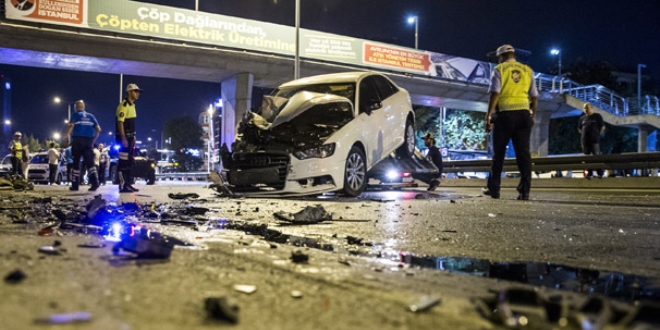 Bakırköy'de meydana gelen trafik kazasında 2'si ağır 3 kişi yaralandı