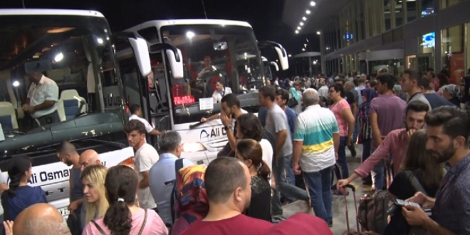 Otogarlarda bayram yoğunluğu gece boyunca sürdü