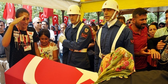 Şehit Astsubay'ı, kızı asker selamıyla uğurladı