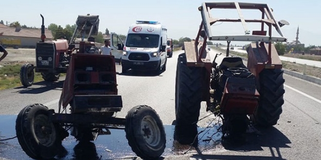 Otomobille çarpışan traktör ikiye bölündü