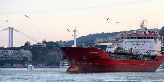 İstanbul Boğazı'nda faciadan son anda dönüldü
